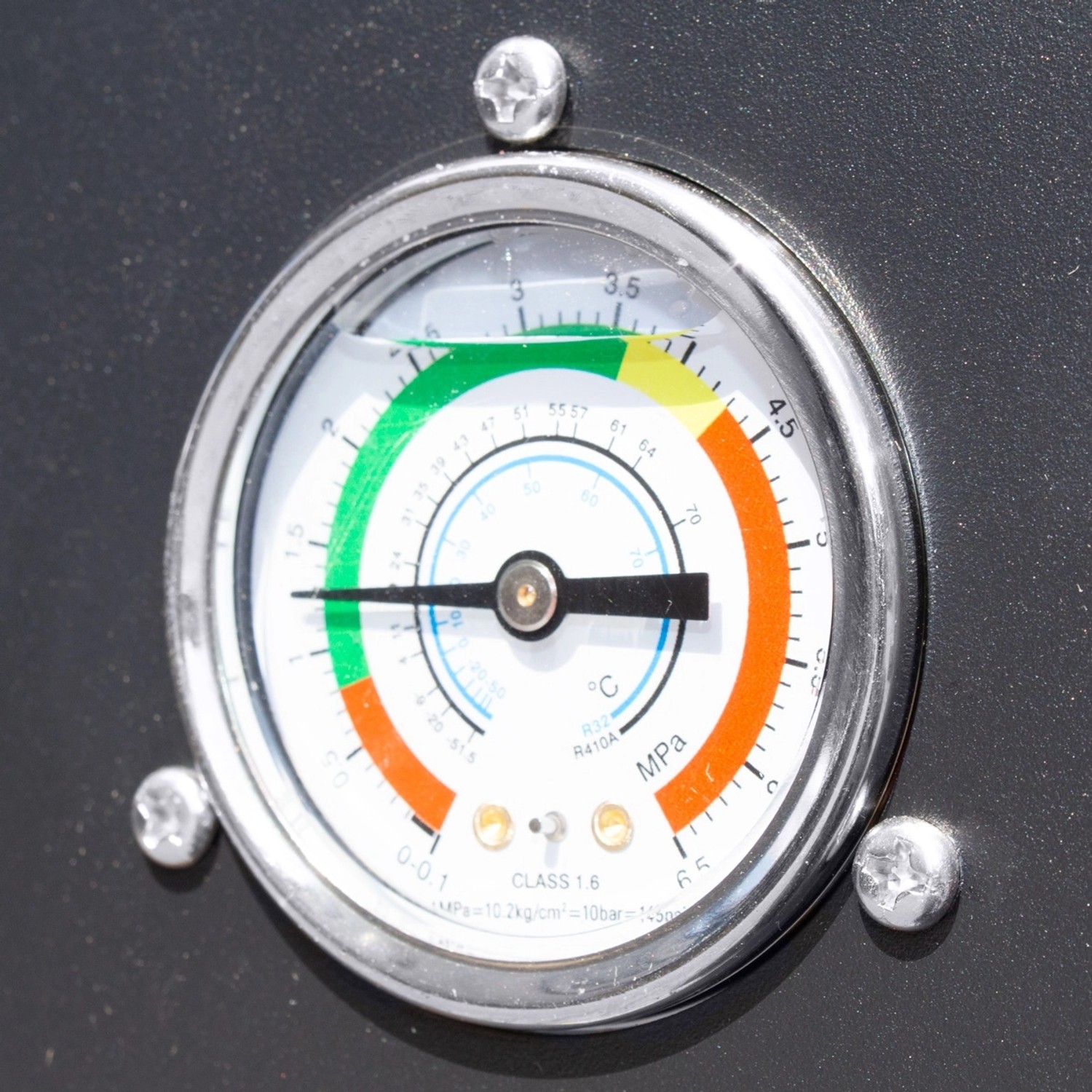 Detailaufnahme Manometer der Evolution Wärmepumpe Highline für Pools bis 60m³.