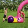 Bestway Jumbo Wassersprinkler Flamingo mit spielenden Kindern im Garten.