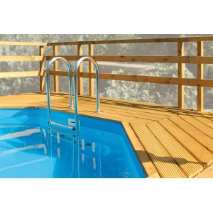 Weka Sonnendeck für Holzpool: Holzterrasse mit Leiter und Geländer am Pool.