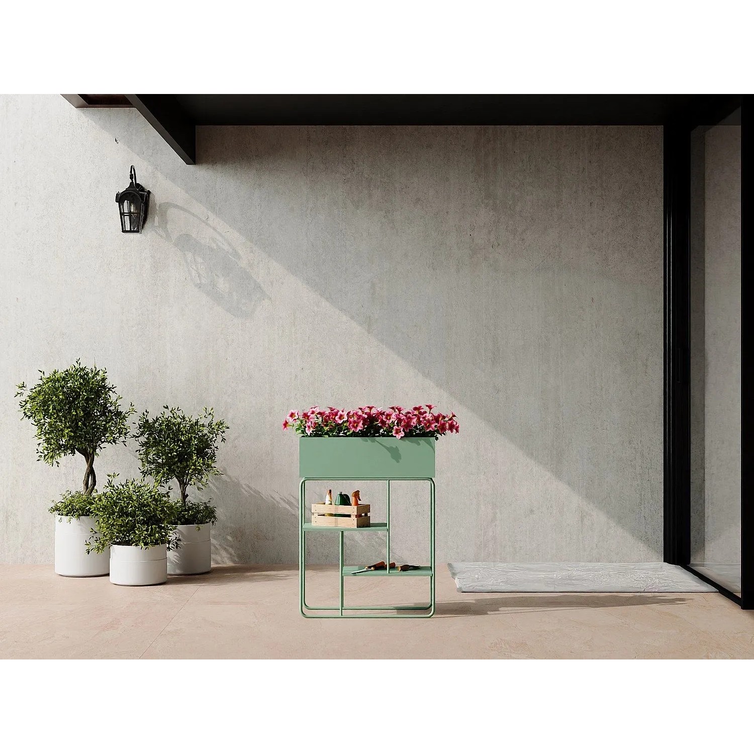 Vente-unique Hochbeet Alipial mandelgrün 60 cm mit pinken Blumen auf Terrasse, integrierte Ablagen.