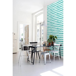 Raumansicht mit türkisfarbener ESTAhome Tapete mit horizontalen Streifen im Shibori-Stil.
