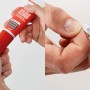 Fischer 320 Kilo Kleber Tube in roter Verpackung, geöffnet in der Hand.