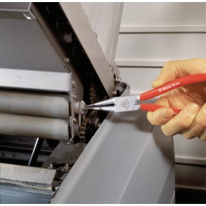 LUX Sprengringzange für Innenringe, gebogen, im Einsatz an einer Maschine.