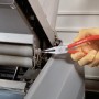 LUX Sprengringzange für Innenringe, gebogen, im Einsatz an einer Maschine.
