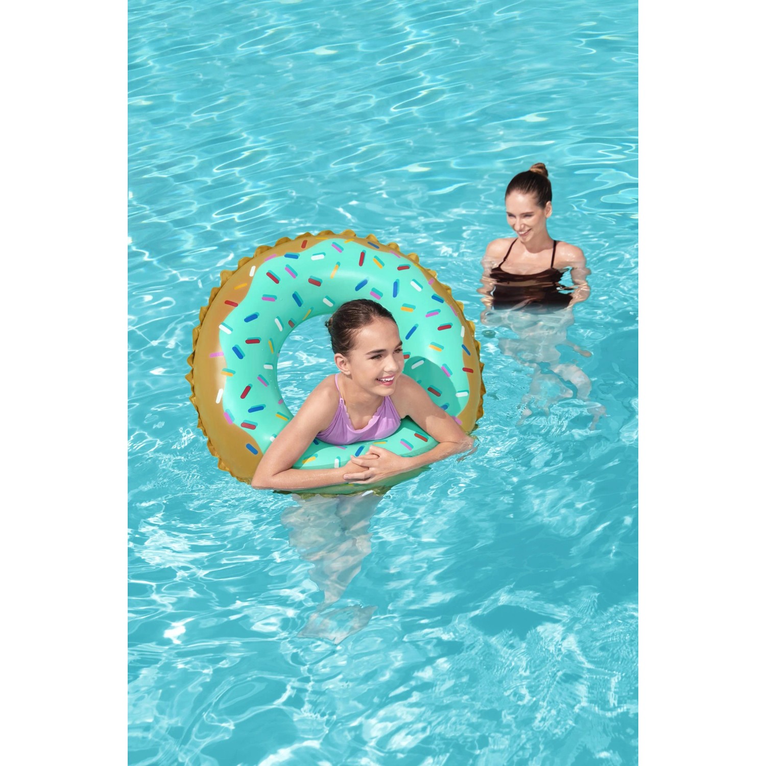 Mädchen schwimmt im Pool mit Bestway Schwimmring Sweet Donut (Ø 77 cm) im Donut-Design.