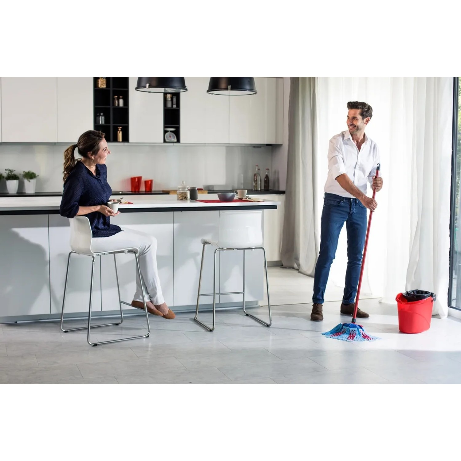 Vileda SuperMocio 3xAction Velour Wischmopp mit Stiel und Eimer im Einsatz in einer Küche.