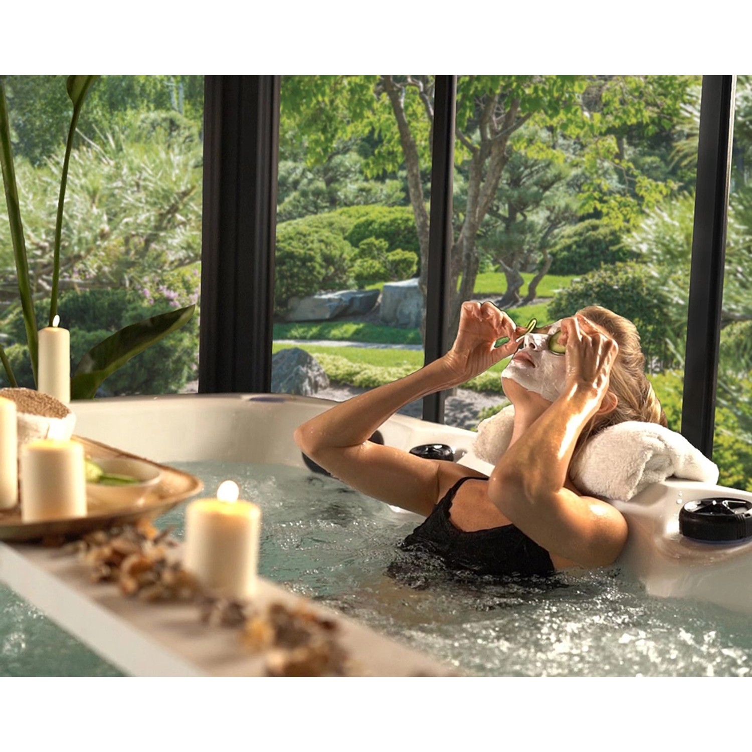 Frau entspannt im Canopia Pavillon mit Spa und Blick in den Garten.