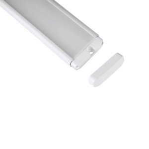 Weiße Eglo LED-Unterbauleuchte Repilado 2, 87 cm, mit abgenommener Endkappe für verdeckte Schraubmontage.