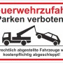 Warnschild: Feuerwehrzufahrt, Parken verboten. Abschleppsymbol auf weißem Grund.