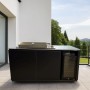 Buschbeck Outdoorküche Glasgow Schwarz mit Gasgrill, Sizzle Zone, Granit-Arbeitsplatte und Getränkekühlschrank.