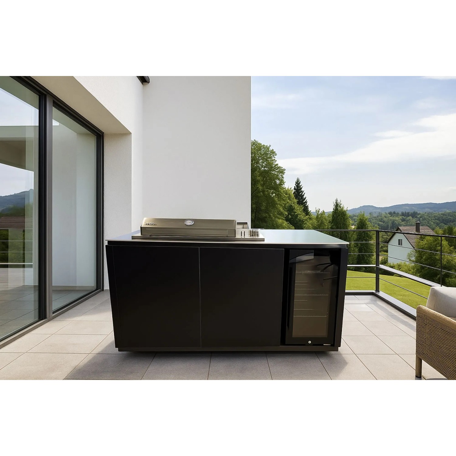 Buschbeck Outdoorküche Glasgow Schwarz mit Gasgrill, Sizzle Zone, Granit-Arbeitsplatte und Getränkekühlschrank.