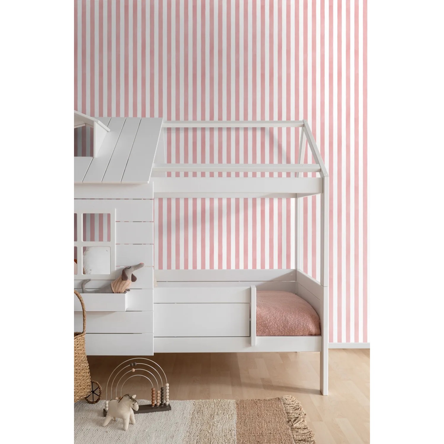 ESTAhome Vliestapete mit rosa-weißem Streifenmuster im Kinderzimmer, ideal für dekorative Wände.