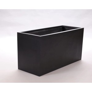 Rechteckiger, mattschwarzer Pflanzkübel (80x30x40cm) aus Fiberglas für Innen und Außen.