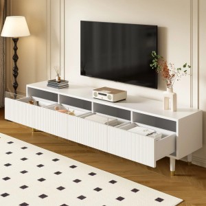 Weißer okwish TV Schrank mit geriffelten Schubladen und offenen Fächern. Modernes Lowboard aus MDF für Stauraum im Wohnzimmer.