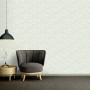 A.S. Création Vliestapete mit Blätter-Muster in Grün und Weiß im Raum.