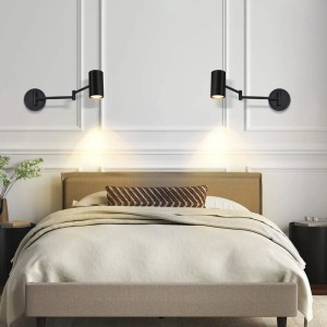 Zwei schwarze, schwenkbare ZMH Wandleuchten im Retro-Design über einem Bett.