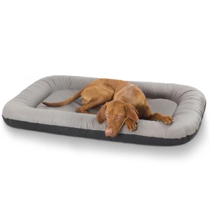 Graues Knuffelwuff Hundebett Jerry XXXL (140x105) mit Hund im Liegen.