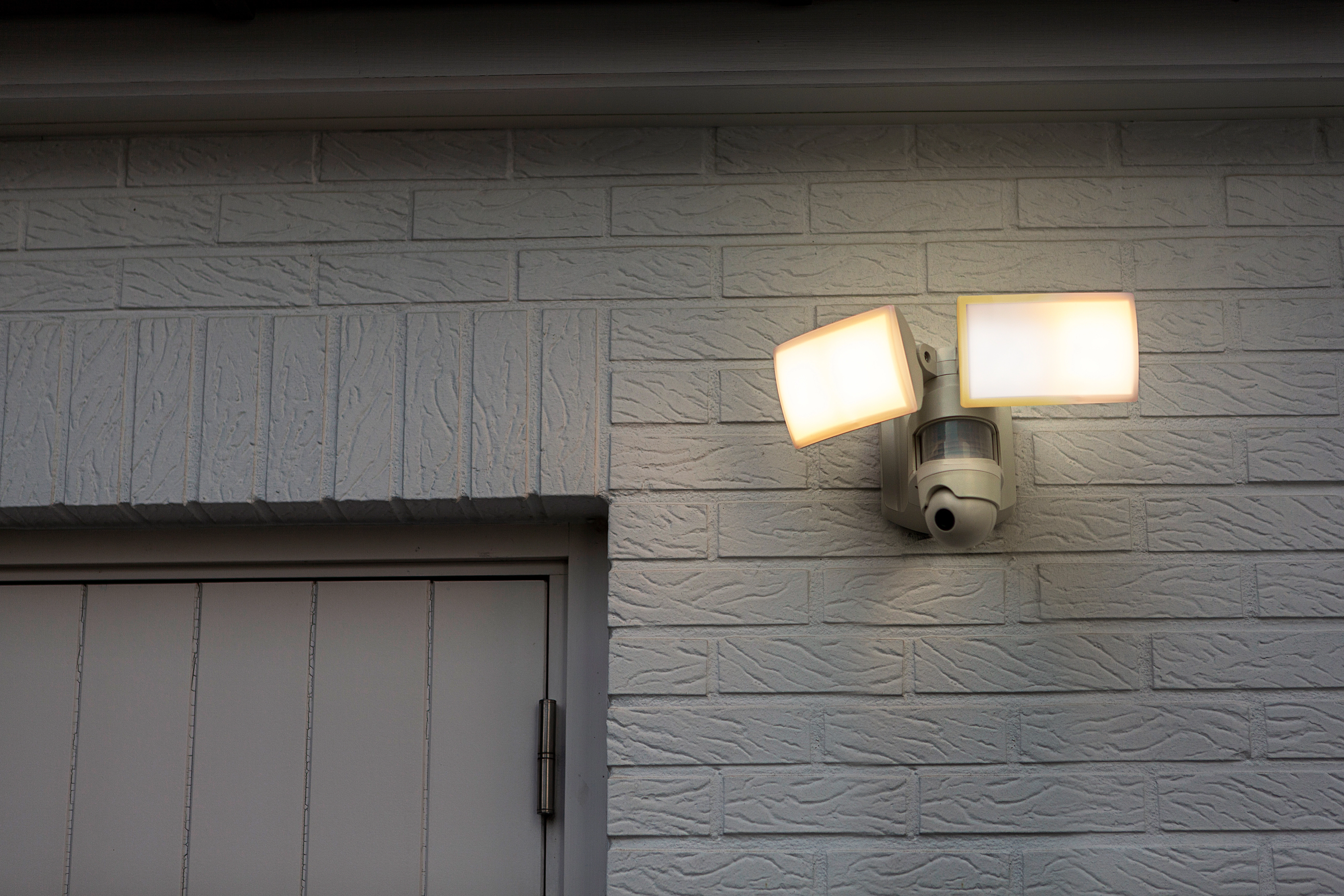 Lutec LED-Kameraleuchte Libra mit zweiköpfigem Sicherheits-Strahler kaufen  bei OBI
