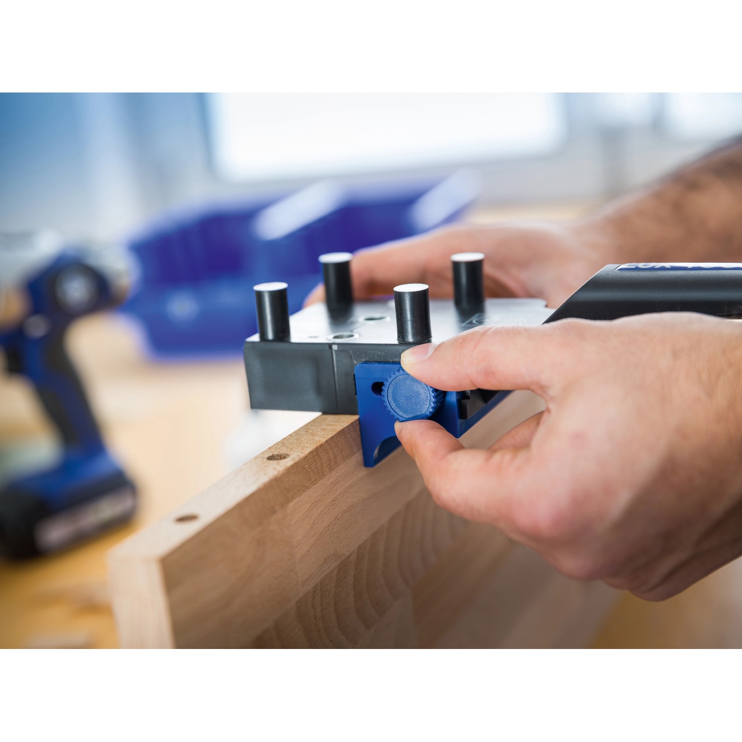 LUX Dübellehre Classic aus Kunststoff im Einsatz an einem Holzbrett.