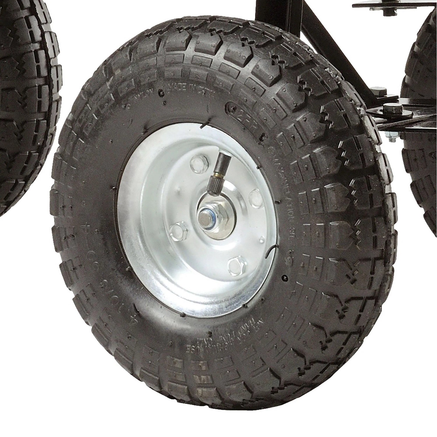 Detailaufnahme: Rad des Haemmerlin Gartenwagens 4x4, Luftreifen mit Metallfelge.