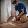 Mann benutzt wolfcraft Kartuschenpresse MG 600 Pro für Dichtstoffarbeiten.