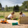 Wendi Toys Sandkasten mit Holzabdeckung und Sitzflächen, bespielt von Kindern im Garten.