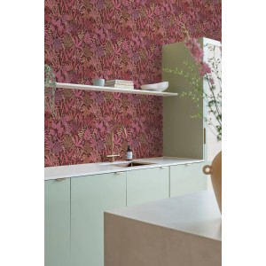 Dekorative Vliestapete mit tropischen Blättern und Blüten in Aubergineviolett und Rosa, an einer modernen Küchenwand.