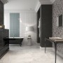 Badezimmer mit grauen, glänzenden Metro Wandfliesen im Facette Design, 10x20 cm.