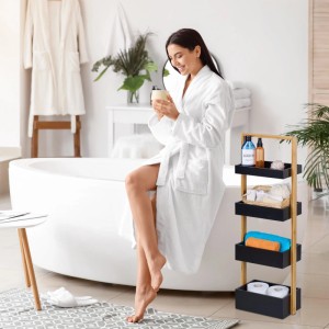 Modernes Relaxdays Badregal aus Bambus mit 4 schwarzen Ablagen, gefüllt mit Badutensilien, im Badezimmer.