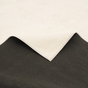 Creme Hochflor Teppich (140x200cm) mit geknickter Ecke, der die Unterseite zeigt.