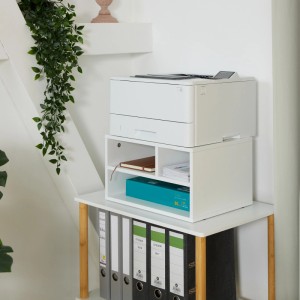 Weißer Druckerständer aus Faserplatte mit 3 Fächern auf Schreibtisch. Bietet Platz für Drucker, Papier und Büromaterial.