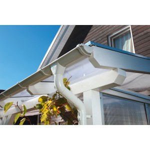 Weißes Stahl-Regenrinnen-Set (541 cm) von Skan Holz für Terrassenüberdachungen.