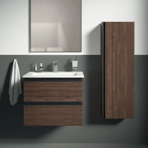 Ideal Standard IOM Cube Lotionspender aus satiniertem Glas und Chrom im Badezimmer.