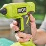 Ryobi Akku-Heißklebepistole RGLU18-0 One+ in Aktion, 18V, mit 12 mm Klebesticks.