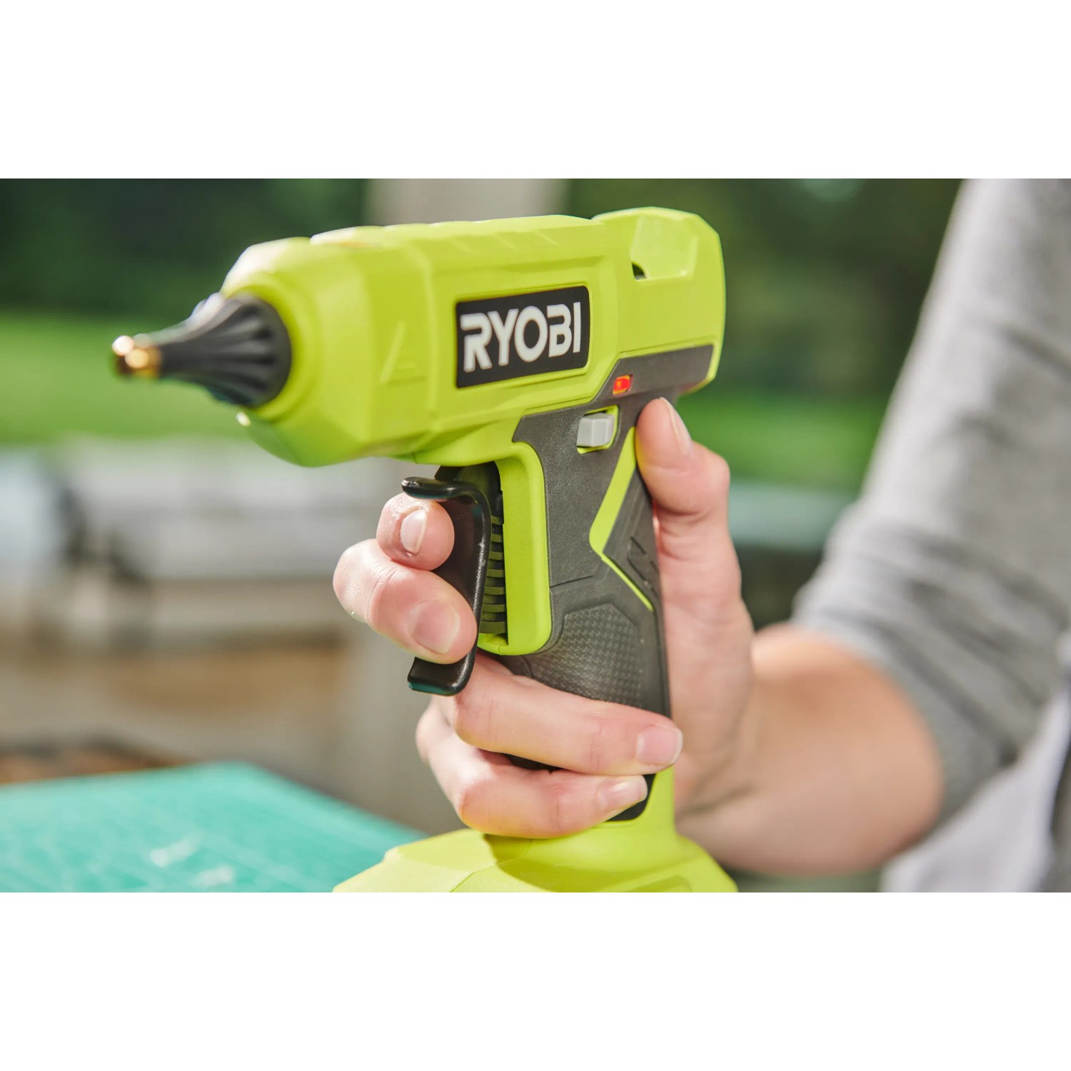 Ryobi Akku-Heißklebepistole RGLU18-0 One+ in Aktion, 18V, mit 12 mm Klebesticks.