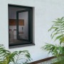 Anthrazitfarbener Insektenschutzrahmen aus Alu für Fenster, teilweise geöffnet.