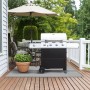 Grau gestreifter KARAT Outdoor Teppich Bologna unter Grill auf Holzterrasse.