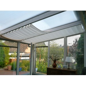 Weißes Floracord Vierecksonnensegel 275x68 cm im Wintergarten, als Sonnen- und Sichtschutz.