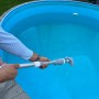 Pool-Handsauger im Einsatz: Akku-Poolsauger reinigt Pool, kabellos, mit Teleskopstange.