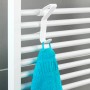 Wenko Universal Flexi Haken für Handtuchheizkörper mit blauem Handtuch.