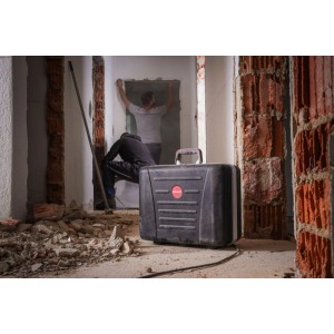 Schwarzer PARAT Werkzeugkoffer CLASSIC Plus CP-7 vor Baustellenhintergrund.