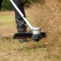 Bosch Professional Akku-Rasentrimmer GRT 18V-40 Solo im Einsatz beim Trimmen von Gras.
