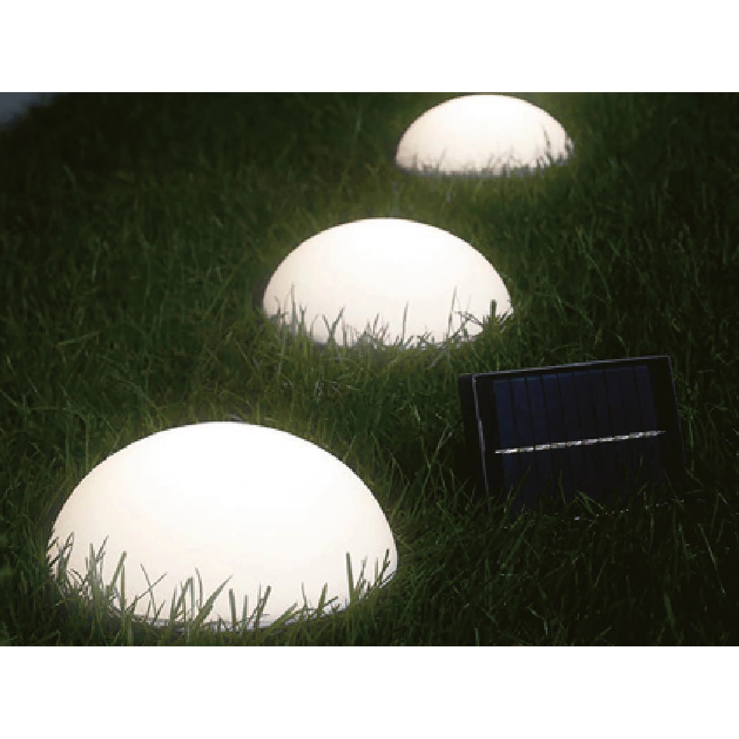 Solar-LED-Dekoleuchte Camporosso mit Halbkugeln und Solarpanel im Garten.