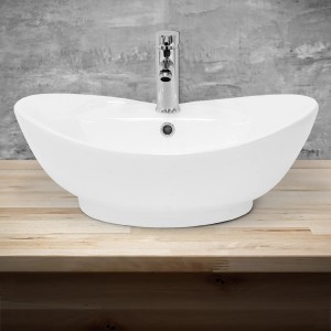 Weißes, ovales ML-Design Keramik Waschbecken mit Armatur auf Holzplatte.