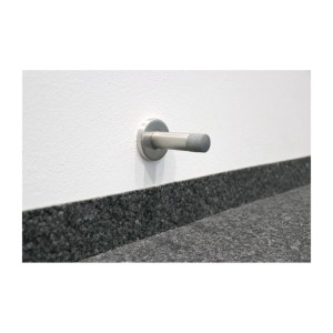 Edelstahl Wand-Türstopper mit Dämpfer an weißer Wand. Schützt Tür und Wand. Türzubehör.