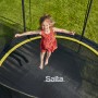 Mädchen springt auf schwarzem Salta Gartentrampolin Comfort Edition ø 153 cm mit Sicherheitsnetz.