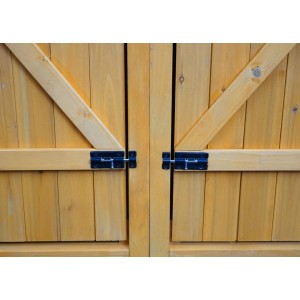 Detailaufnahme: Abschließbare Türen der braunen MCW Fahrradgarage/Gerätehaus aus Holz.