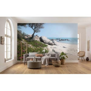 Vlies Fototapete „Mediterrane Träume“ (450x280 cm) mit Strandmotiv im Wohnraum.