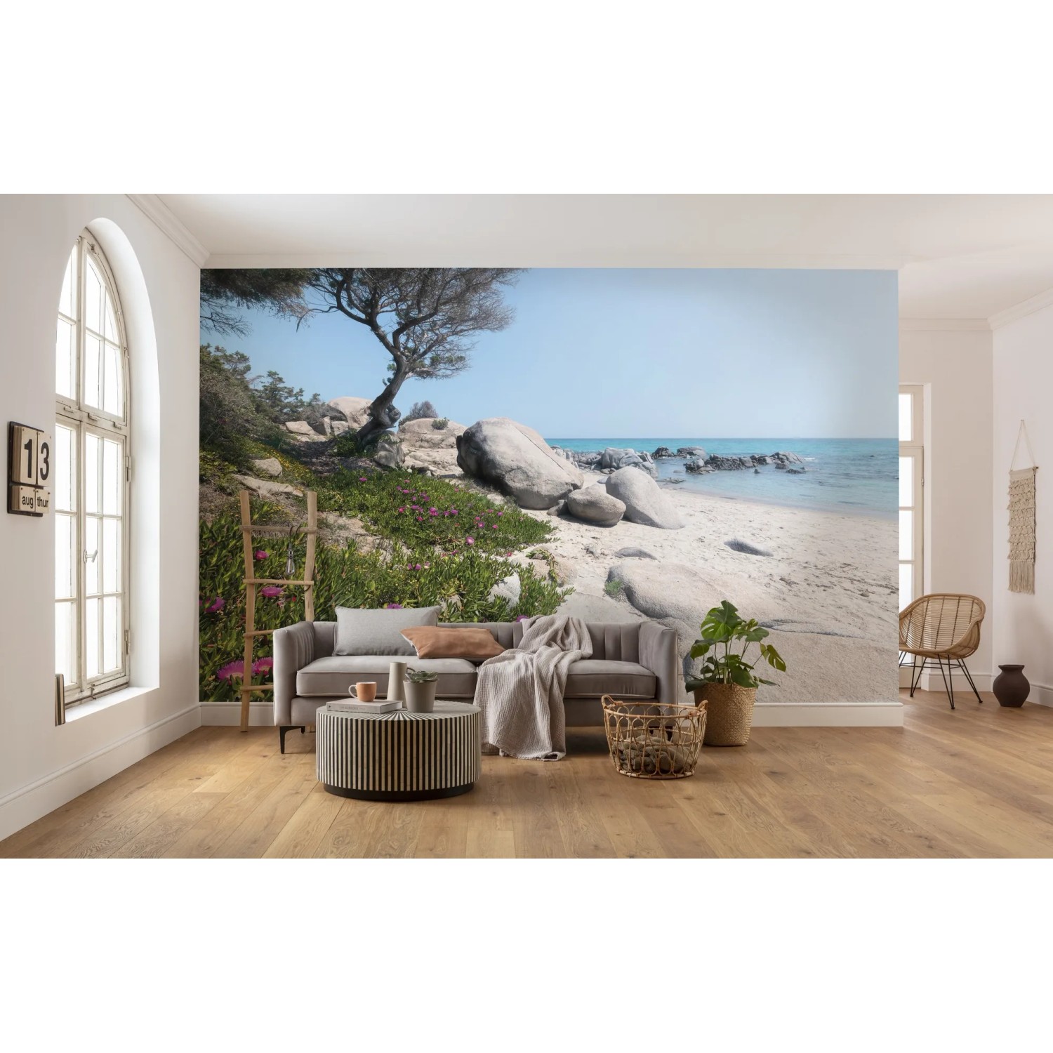 Vlies Fototapete „Mediterrane Träume“ (450x280 cm) mit Strandmotiv im Wohnraum.