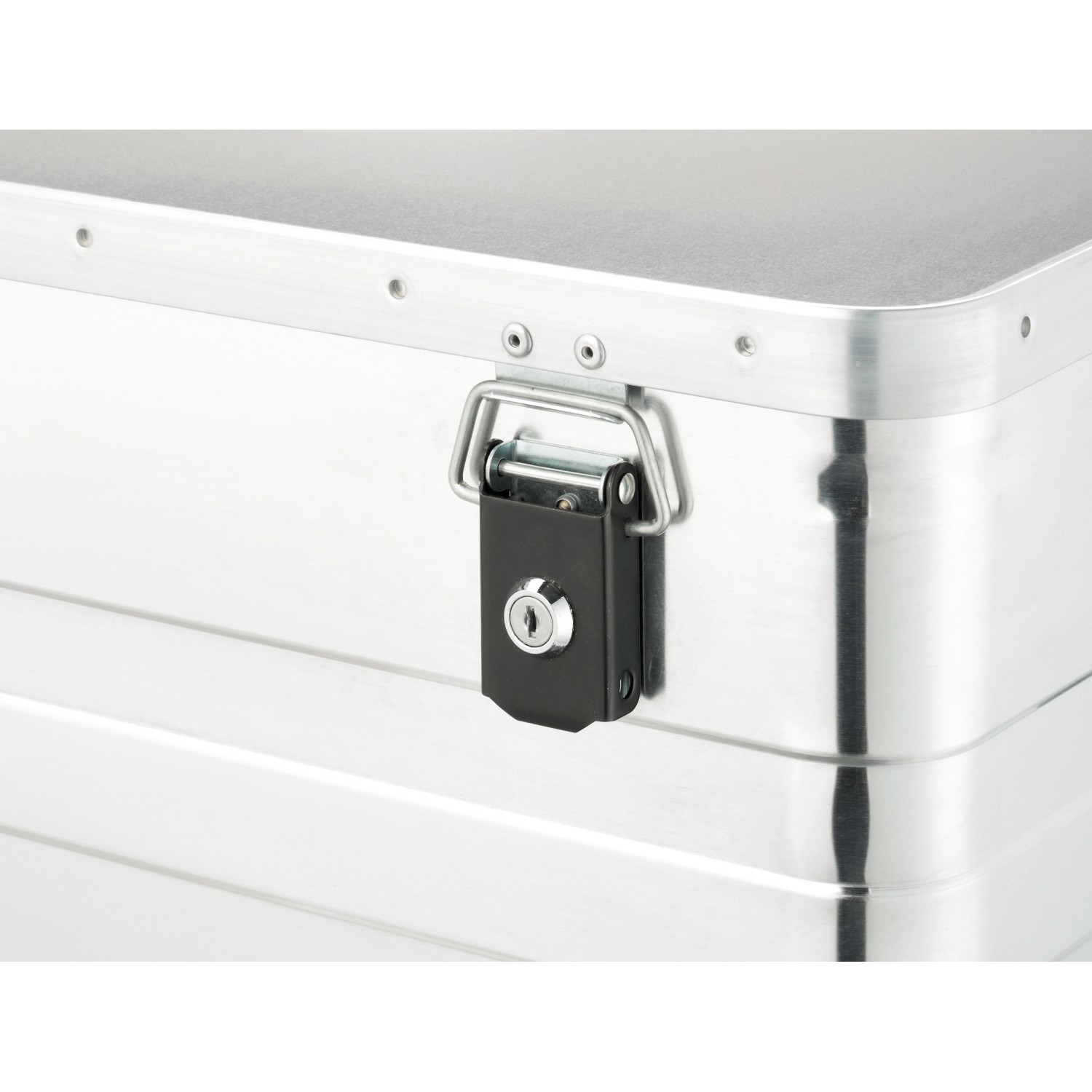 Detailaufnahme: LUX Aluminiumbox 47 l mit schwarzem Schloss. Werkzeugkoffer aus Aluminium.